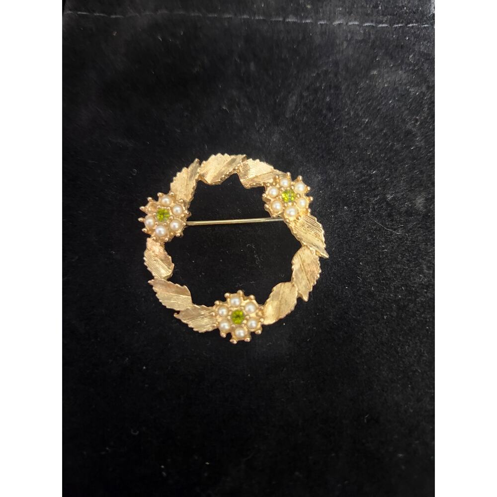Sara Coventry Circle Flower and Leaf Brooch Green stone signed Canada